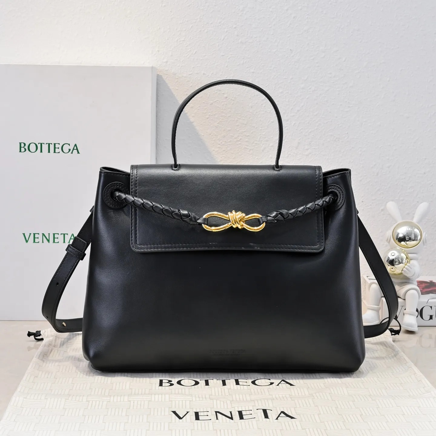 Batch 2360 #Bv New Ciao Ciao handbag Ciao Ciao means "hello" and "goodbye" in Italian, showing a relaxed and casual lifestyle ⭐️Made of Dutch Silky Calf calf leather ~ silky to the touch. The leather is thick, and the suede lining is soft and comfortable. The relaxed feeling of stacked smooth leather, the representative woven element shoulder strap, and the perfect embellishment of golden buckles 💥The bag has a unique shape, casual and exquisite, and super practical ☄️Carry Ciao Ciao to accompany you in various occasions, and be the most stylish you 🎀 Model: 7231 Size: 34x26x15